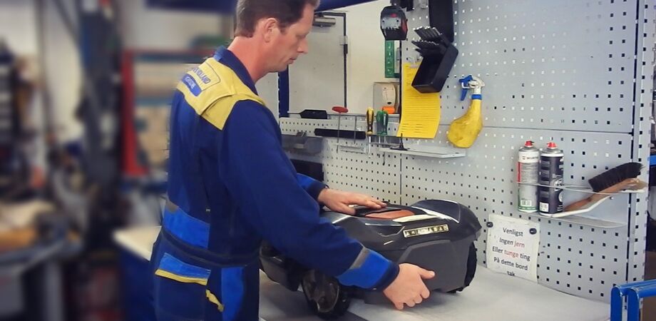 Bestil vinterservice af din Automower hos Anker Bjerre A/S