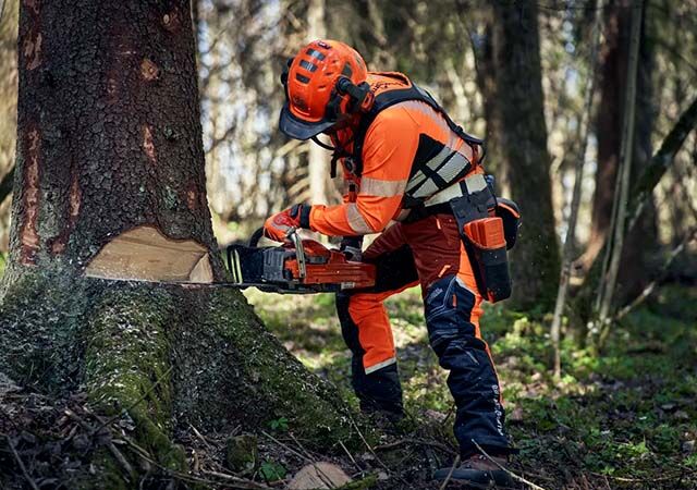 Bliv klædt godt på til arbejdet med arbejdstøj fra Anker Bjerre A/S