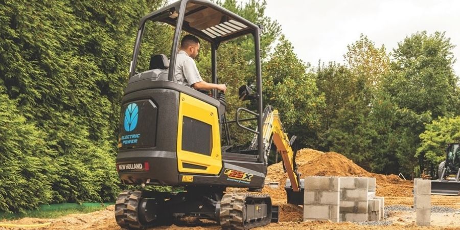 New Holland har udviklet en serie af eldrevne ”minimaskiner”, der kombinerer lav CO₂-udledning, minimal støj og samme performance som dieselmaskiner. Kort sagt: Fremtidens byggeplads larmer mindre – og tænker grønnere.