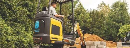 New Holland har udviklet en serie af eldrevne ”minimaskiner”, der kombinerer lav CO₂-udledning, minimal støj og samme performance som dieselmaskiner. Kort sagt: Fremtidens byggeplads larmer mindre – og tænker grønnere.