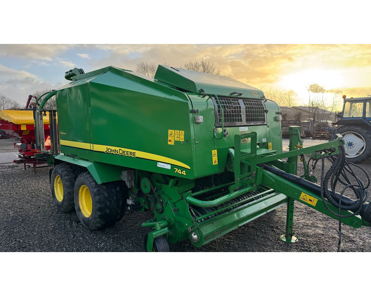 John Deere 744 Premium