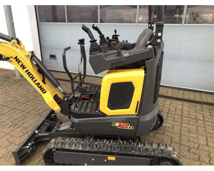 New Holland E12D new holland nye minigraver på vej hjem