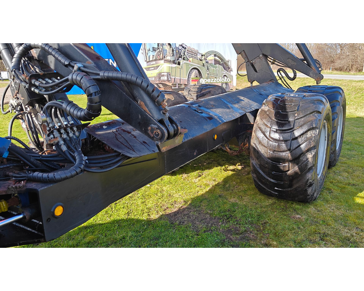 Valtra T214 m. Flisvogn fra Kronos / Alsidig Maskinfabrik