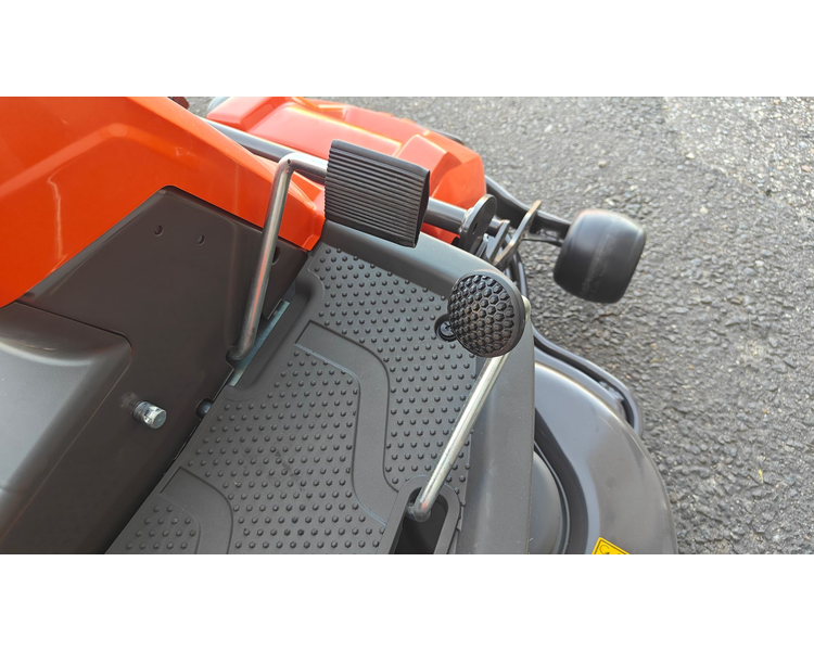 Husqvarna R214TC. inkl. 103cm klipperdæk