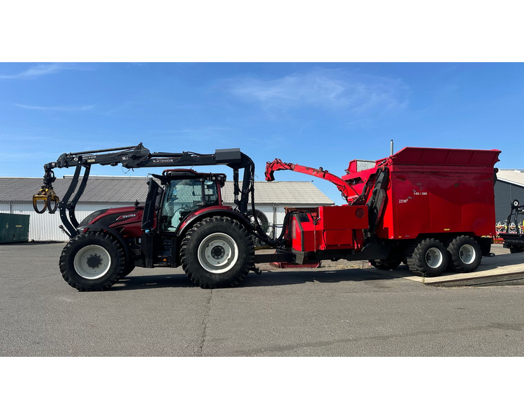 Valtra T234s Med Jenz 360 Flishugger og Alsidig 23m3 Flisvogn