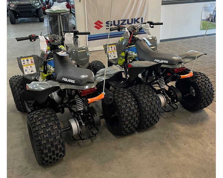 Polaris Outlaw 110 Flag & hjelm