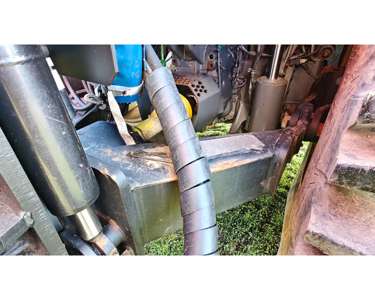 Valtra T214 m. Flisvogn fra Kronos / Alsidig Maskinfabrik