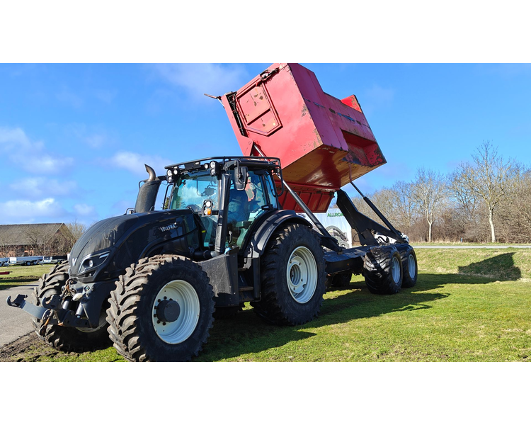 Valtra T214 m. Flisvogn fra Kronos / Alsidig Maskinfabrik