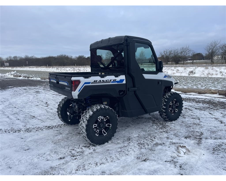 Polaris Ranger Kinetic EV T3B 60 km/t traktor. Inkl Lukket kabine med varme
