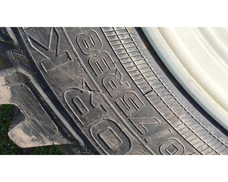 Valtra T214 m. Flisvogn fra Kronos / Alsidig Maskinfabrik