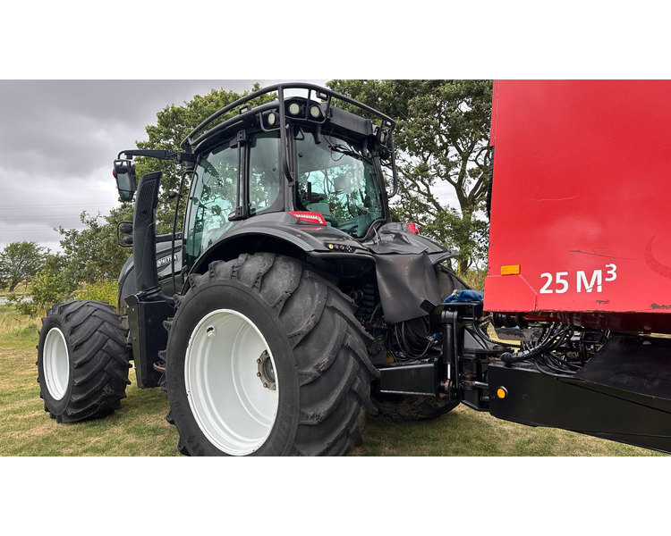 Valtra T214 m. Flisvogn fra Kronos / Alsidig Maskinfabrik