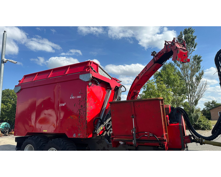 Valtra T234s Med Jenz 360 Flishugger og Alsidig 23m3 Flisvogn