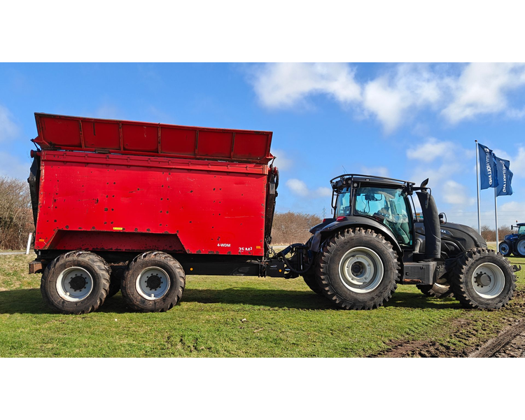 Valtra T214 m. Flisvogn fra Kronos / Alsidig Maskinfabrik