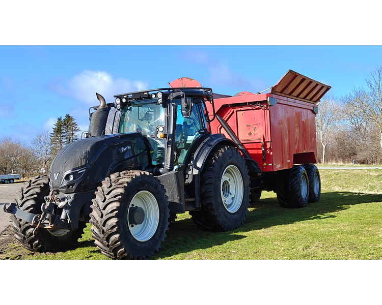 Valtra T214 m. Flisvogn fra Kronos / Alsidig Maskinfabrik