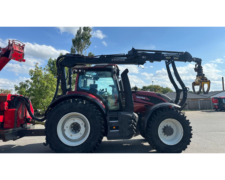 Valtra T234s Med Jenz 360 Flishugger og Alsidig 23m3 Flisvogn