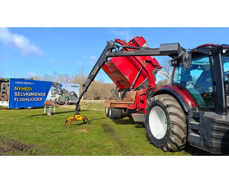 Valtra T234s Med Jenz 360 Flishugger og Alsidig 23m3 Flisvogn