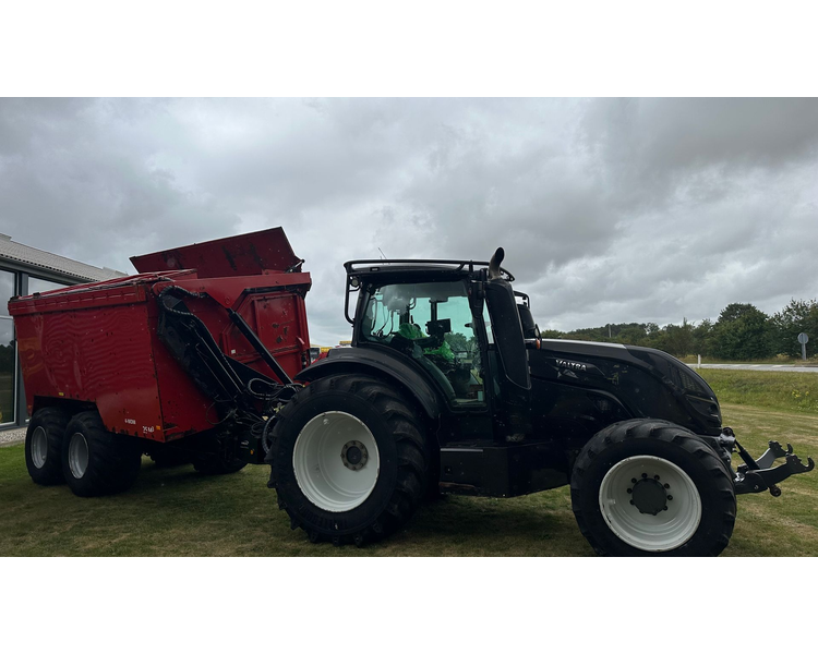 Valtra T214 m. Flisvogn fra Kronos / Alsidig Maskinfabrik