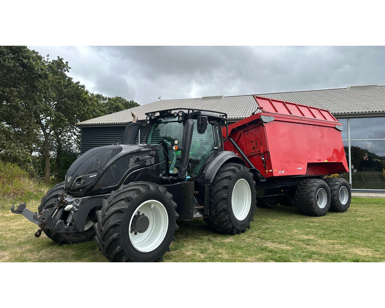 Valtra T214 m. Flisvogn fra Kronos / Alsidig Maskinfabrik