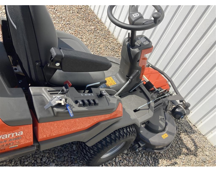 Husqvarna R 420TsX AWD Inkl. 122 cm klippebord / klippeaggregat