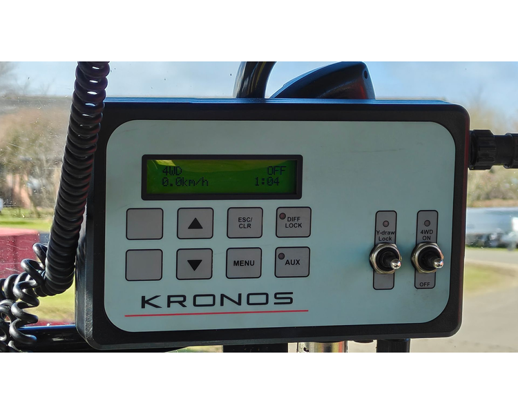 Valtra T214 m. Flisvogn fra Kronos / Alsidig Maskinfabrik