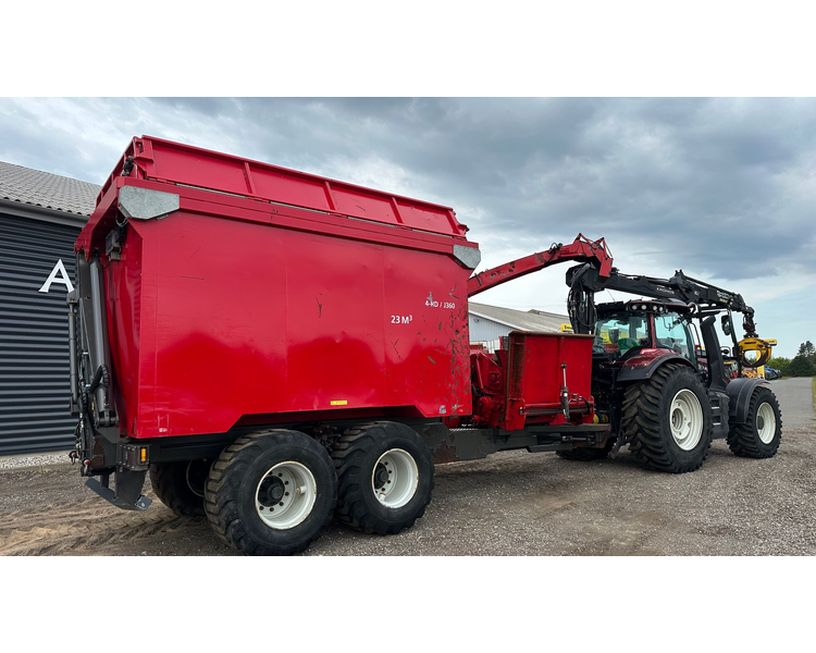 Valtra T234s Med Jenz 360 Flishugger og Alsidig 23m3 Flisvogn