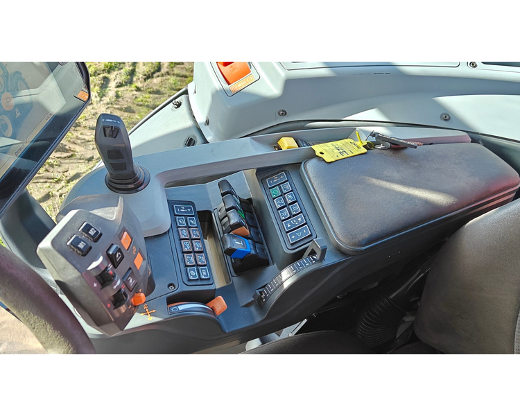 Valtra T214 m. Flisvogn fra Kronos / Alsidig Maskinfabrik