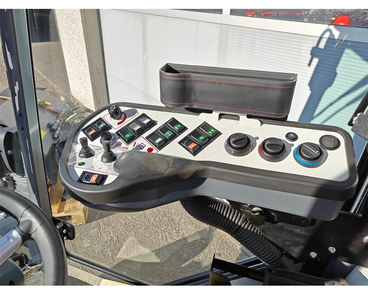 Timan 3330 4WD MEGET PÆN STAND - KOST; V-PLOV, SPREDER