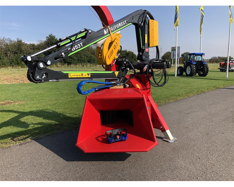 TP 270 PTO K med FTG 5,3m kran med fjernbetjent joystick.