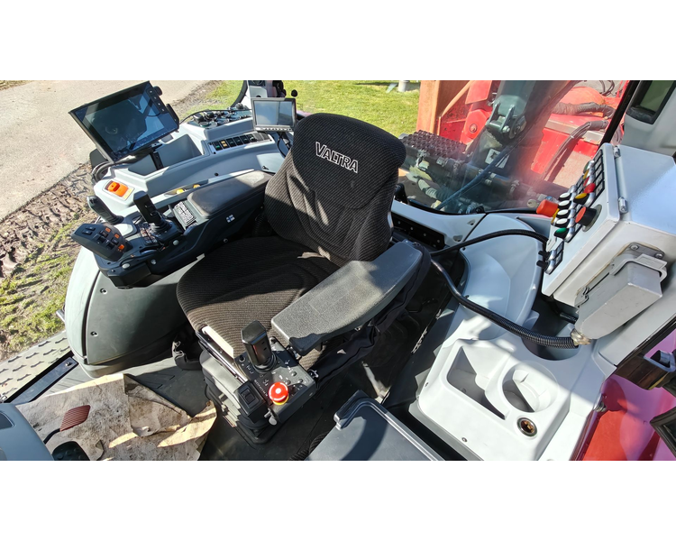 Valtra T234s Med Jenz 360 Flishugger og Alsidig 23m3 Flisvogn