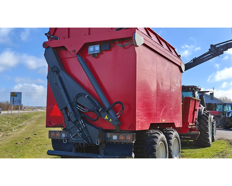 Valtra T234s Med Jenz 360 Flishugger og Alsidig 23m3 Flisvogn