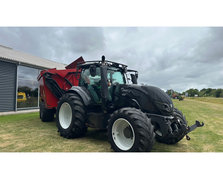 Valtra T214 m. Flisvogn fra Kronos / Alsidig Maskinfabrik