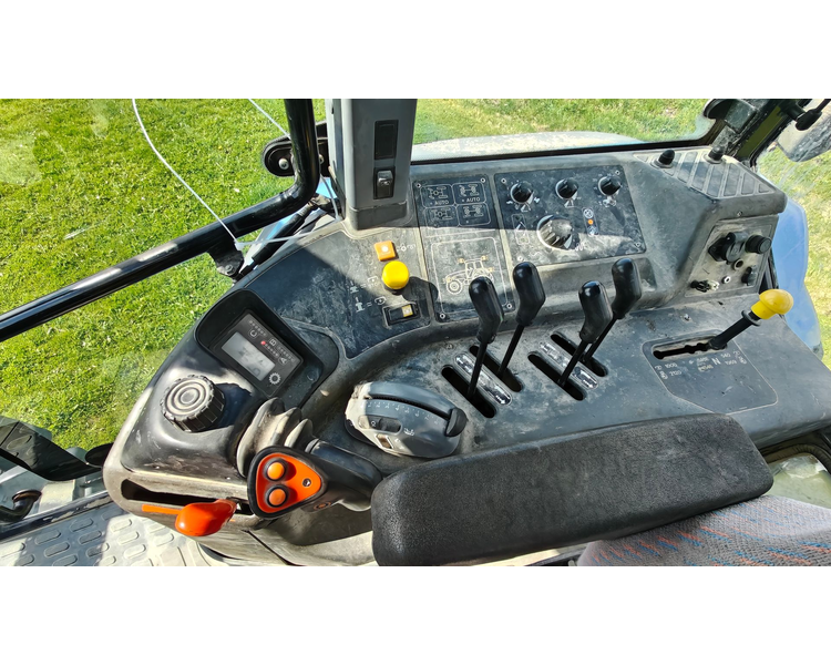 New Holland TM150