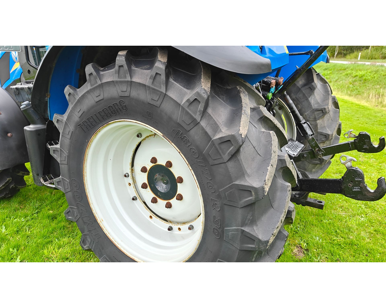New Holland T4.95 Med frontlæsser
