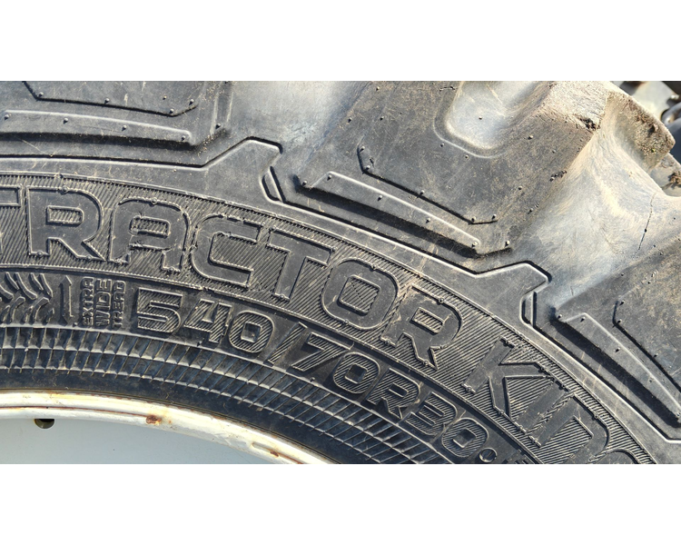 Valtra T214 m. Flisvogn fra Kronos / Alsidig Maskinfabrik