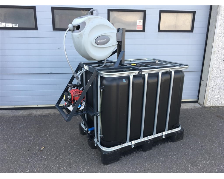 - - - AB Vandtank med Honda motor og slange