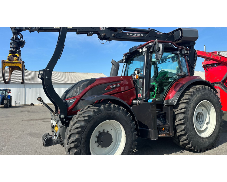 Valtra T234s Med Jenz 360 Flishugger og Alsidig 23m3 Flisvogn