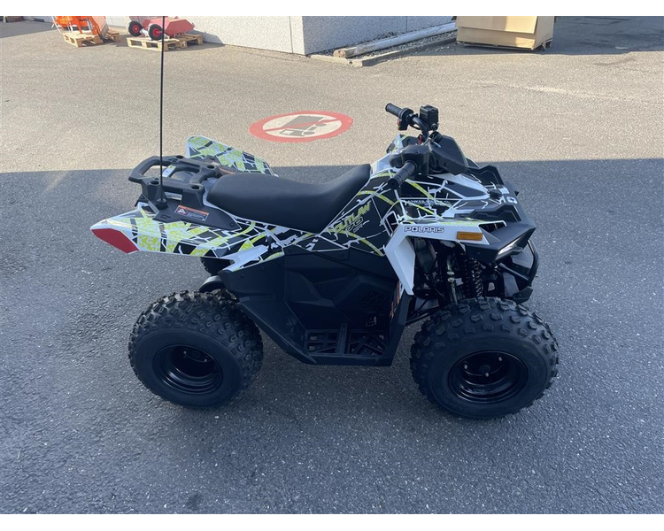 Polaris Outlaw 70 Flag & hjelm