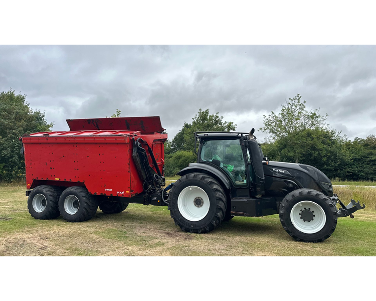 Valtra T214 m. Flisvogn fra Kronos / Alsidig Maskinfabrik