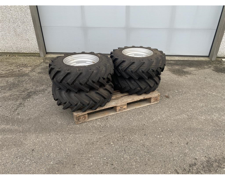 - - - 4 stk nye dæk