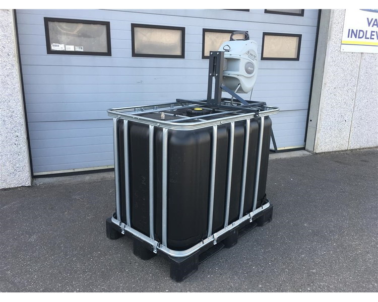 - - - AB Vandtank med Honda motor og slange