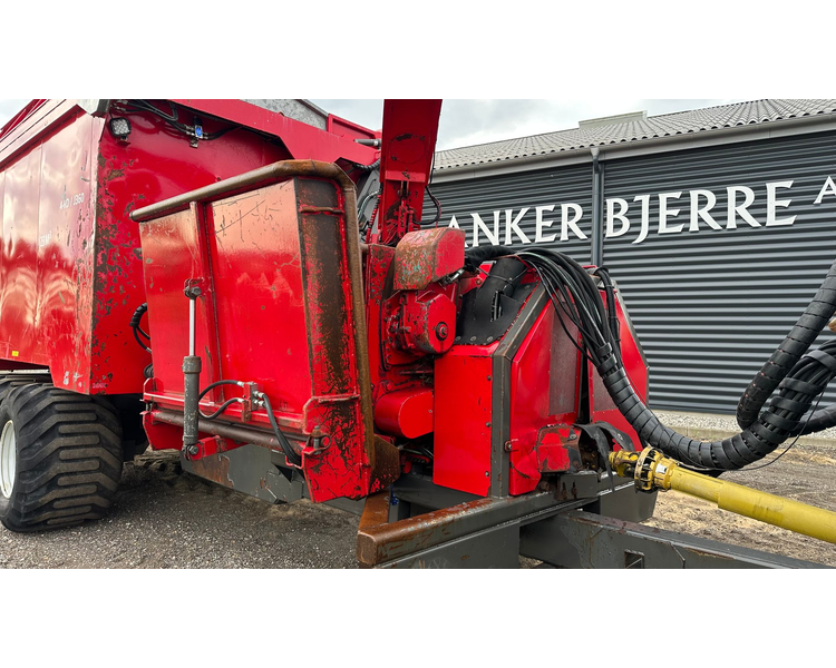Valtra T234s Med Jenz 360 Flishugger og Alsidig 23m3 Flisvogn