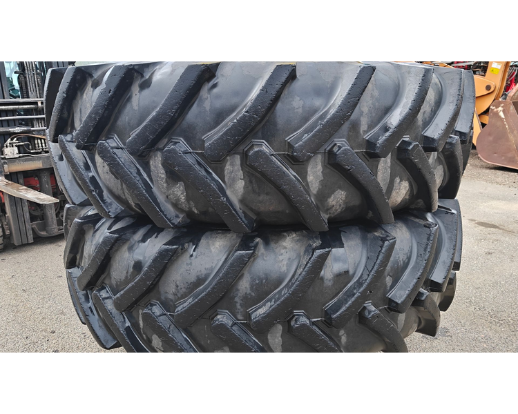 - - - Tvillinghjul sæt 20.8R42 inkl. låse