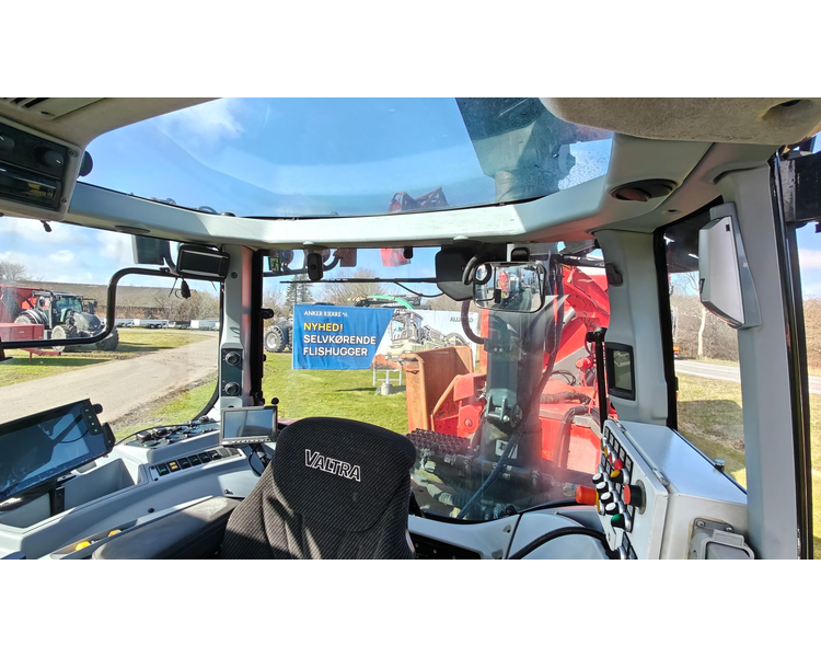 Valtra T234s Med Jenz 360 Flishugger og Alsidig 23m3 Flisvogn