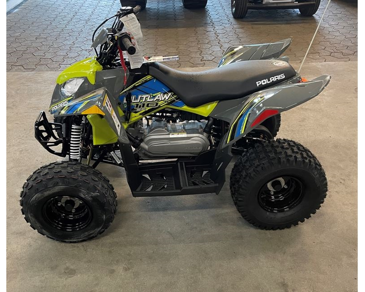 Polaris Outlaw 110 Flag & hjelm