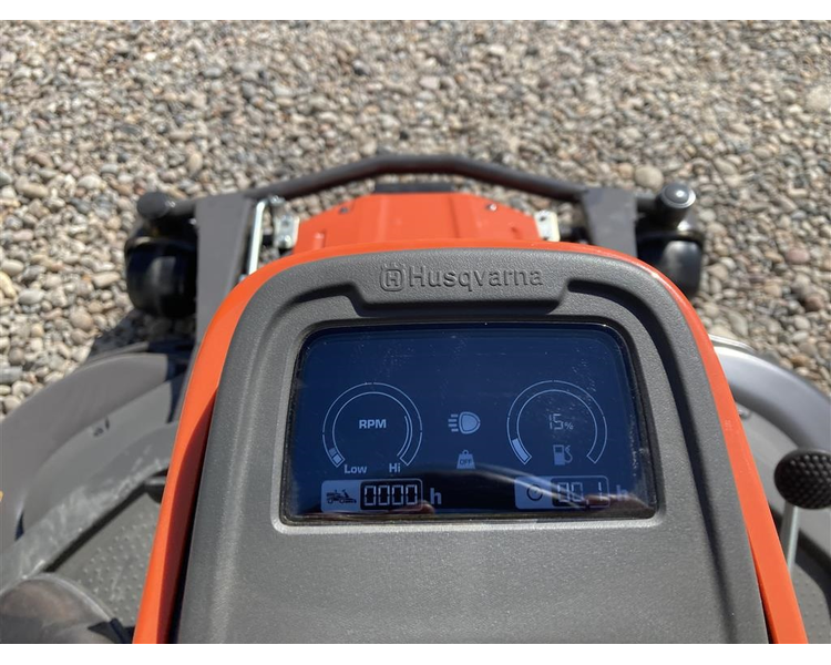 Husqvarna R 420TsX AWD Inkl. 122 cm klippebord / klippeaggregat