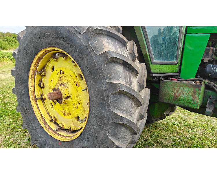 John Deere 4230