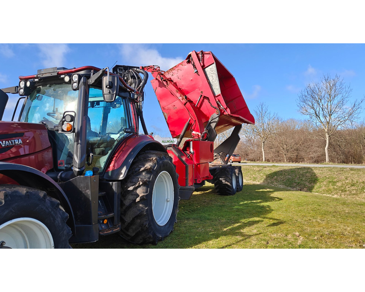 Valtra T234s Med Jenz 360 Flishugger og Alsidig 23m3 Flisvogn