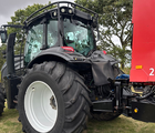 Valtra T214 m. Flisvogn fra Kronos / Alsidig Maskinfabrik