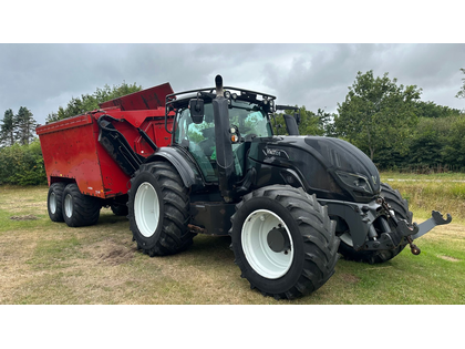 Valtra T214 m. Flisvogn fra Kronos / Alsidig Maskinfabrik