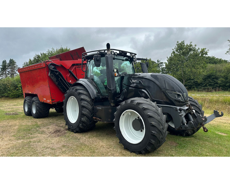 Valtra T214 m. Flisvogn fra Kronos / Alsidig Maskinfabrik